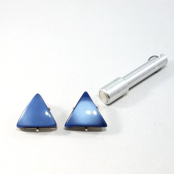 Vintage Pearlescent Blue Lucite Triangle Clip Earrings, Silver Tone Clips - Picture 7 of 10
